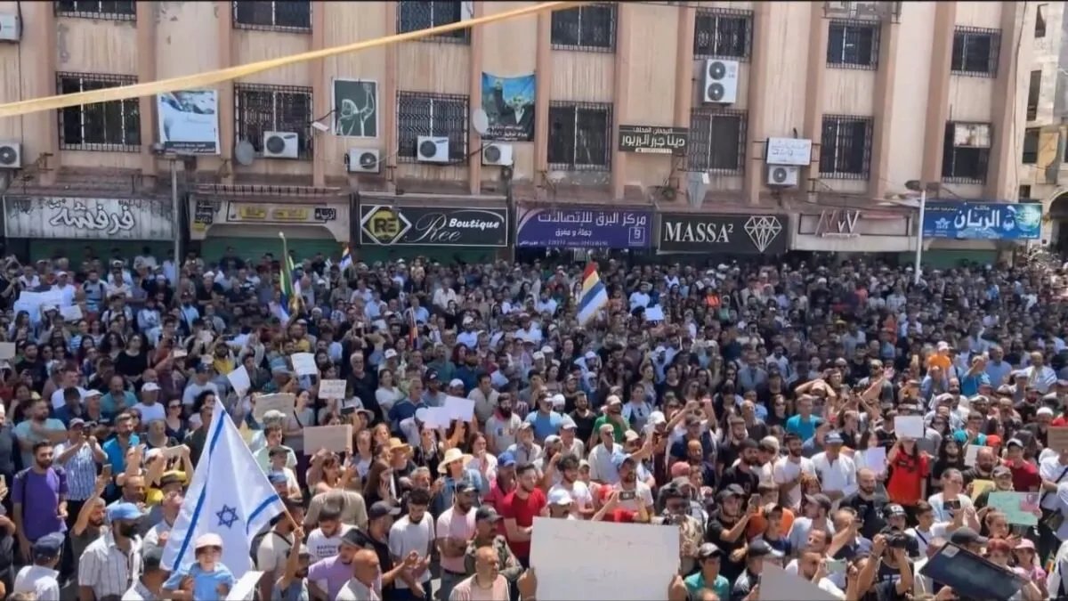 السويداء: مظاهرات تطالب بالاستقلال ورفع أعلام إسرائيلية وسط استمرار دخول المساعدات