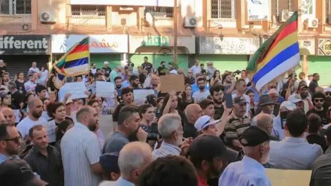 السويداء: مظاهرات تثير الجدل بمطالبات بالانضمام لإسرائيل.. هل تعكس رأي المحافظة أم أجندة الهجري؟