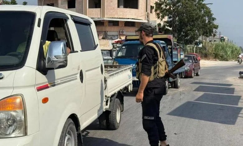 الداخلية السورية تخفف الإجراءات الأمنية في الساحل وتزيل حواجز، وهجوم يستهدف الجيش في ريف اللاذقية