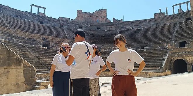 بصرى الشام تستقبل وفوداً سياحية من مختلف قارات العالم وتُبهر الزوار بتراثها العريق