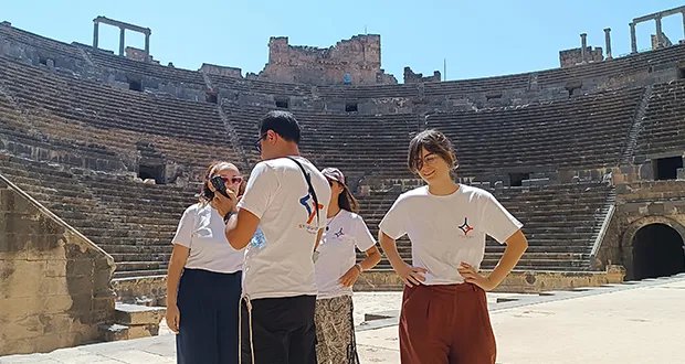 بصرى الشام تستقبل وفوداً سياحية عالمية وتثير إعجاب الزوار بتراثها الفريد