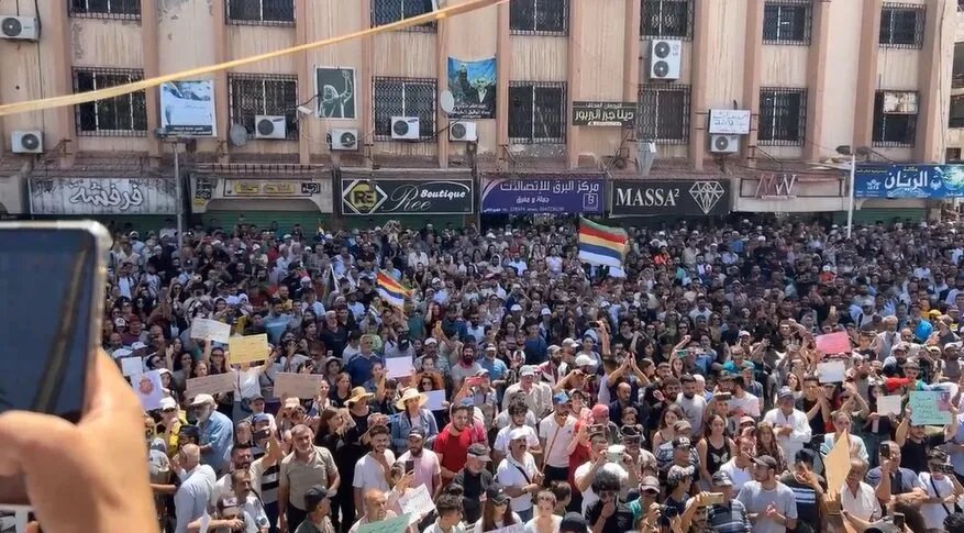 السويداء: مظاهرة تثير الجدل برفع علم إسرائيل والمطالبة بـ"حق تقرير المصير"