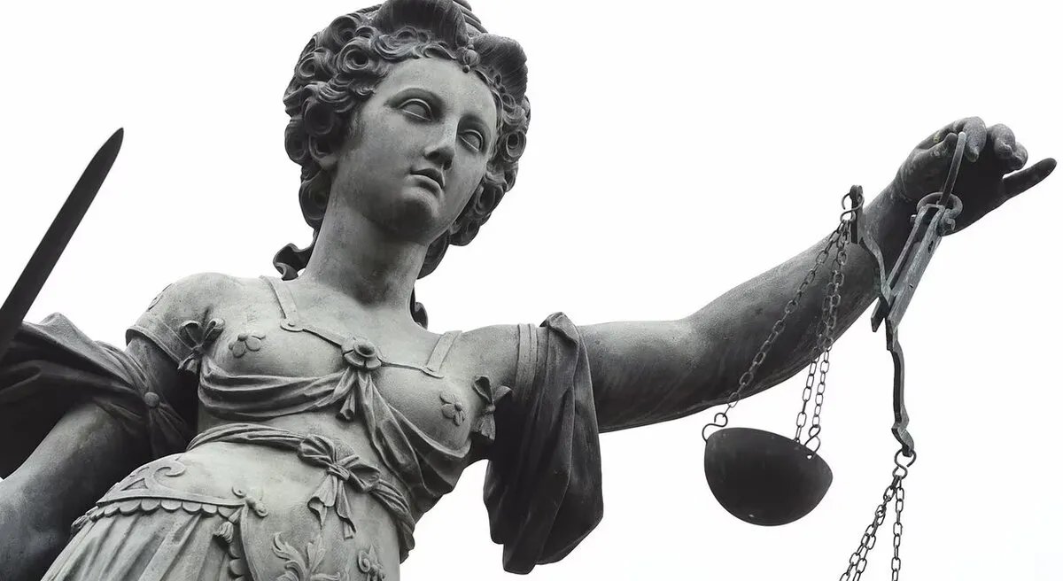 أحكام قضائية ألمانية تثير الجدل: من تعويض ضحايا الاحتيال الإلكتروني إلى مسؤولية الدولة عن حوادث عمال النظافة