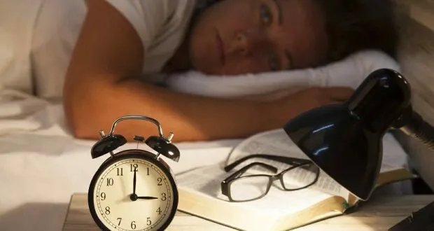 الاستيقاظ المتكرر بين الثالثة والخامسة صباحاً: أسبابه ومتى يستدعي زيارة الطبيب؟