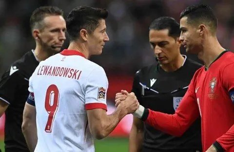 ليفاندوفسكي ينتقد جائزة الكرة الذهبية ويصفها بالتجارية بعد انتقادات رونالدو