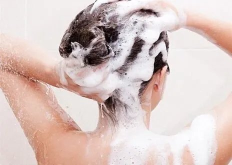 دليل الصيف لغسل الشعر: عدد المرات الأمثل للحفاظ على فروة رأس صحية وشعر لامع