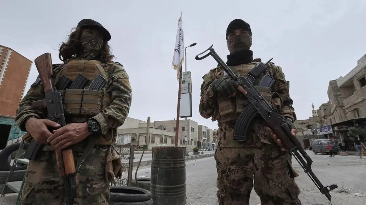 توترات متصاعدة: الجيش السوري يستعد لعملية عسكرية واسعة النطاق ضد "قسد" في الرقة ودير الزور