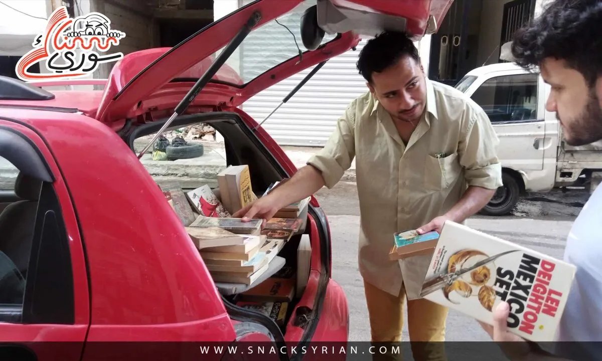 مكتبة متنقلة تجوب كورنيش طرطوس: سيارة حمراء تنشر ثقافة القراءة بين الشباب