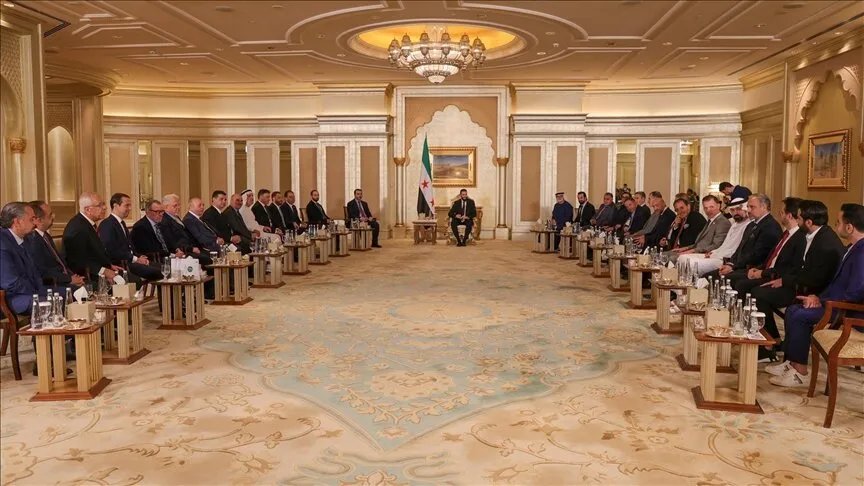 الرئيس الشرع يبحث تعزيز الاستثمارات مع رجال أعمال سوريين في الإمارات