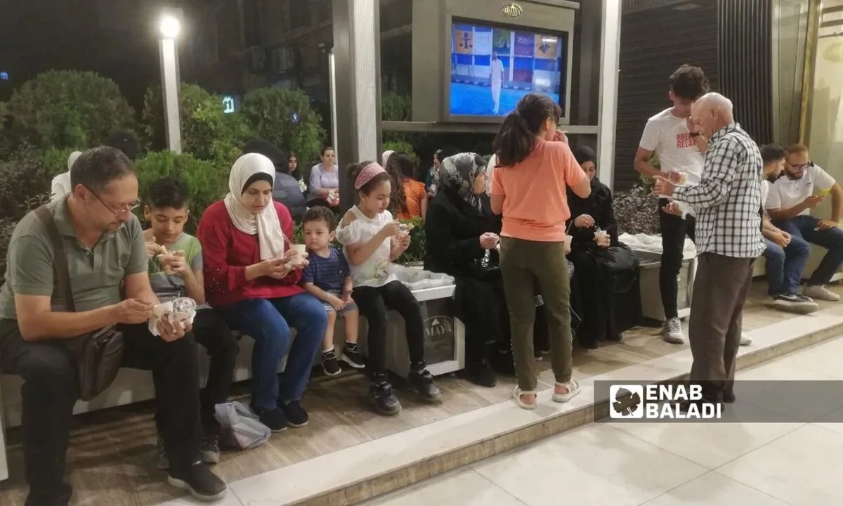 دمشق تحت وطأة الحر الشديد: انقطاع الكهرباء يفاقم معاناة السكان والبحث عن ملاذ في المثلجات