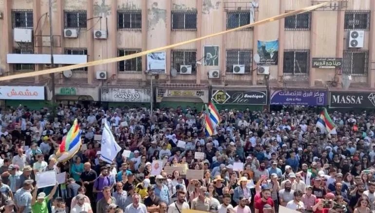 عشائر السويداء المهجرة تستنكر رفع أعلام إسرائيل وتعتبره "خيانة كبرى"
