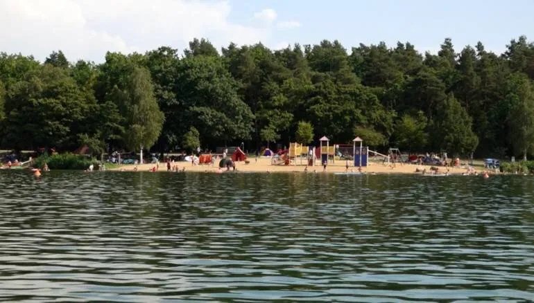 فاجعة في ألمانيا: مصرع طفلتين سوريتين من دير الزور غرقاً في بحيرة ببافاريا