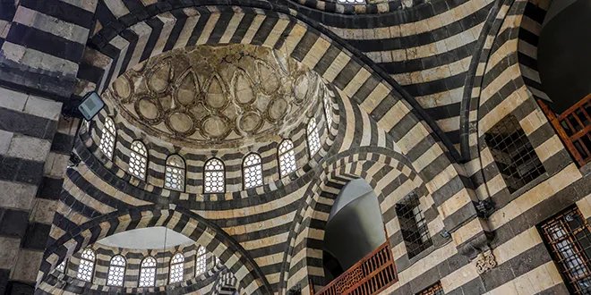 مهرجان بوابة الشمس بدمشق: إبداعات فنية وأدبية تنبض بروح الثورة السورية