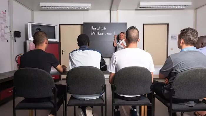 تقرير يكشف: لاجئون سوريون في النمسا يتعمدون الرسوب في دورات اللغة لتجنب الوظائف المتدنية