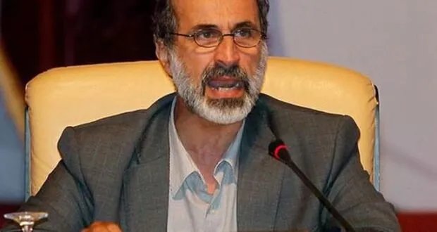 معاذ الخطيب يقترح رؤية لإنقاذ سوريا: حوار وطني، لامركزية، ورفض للتدخلات الخارجية