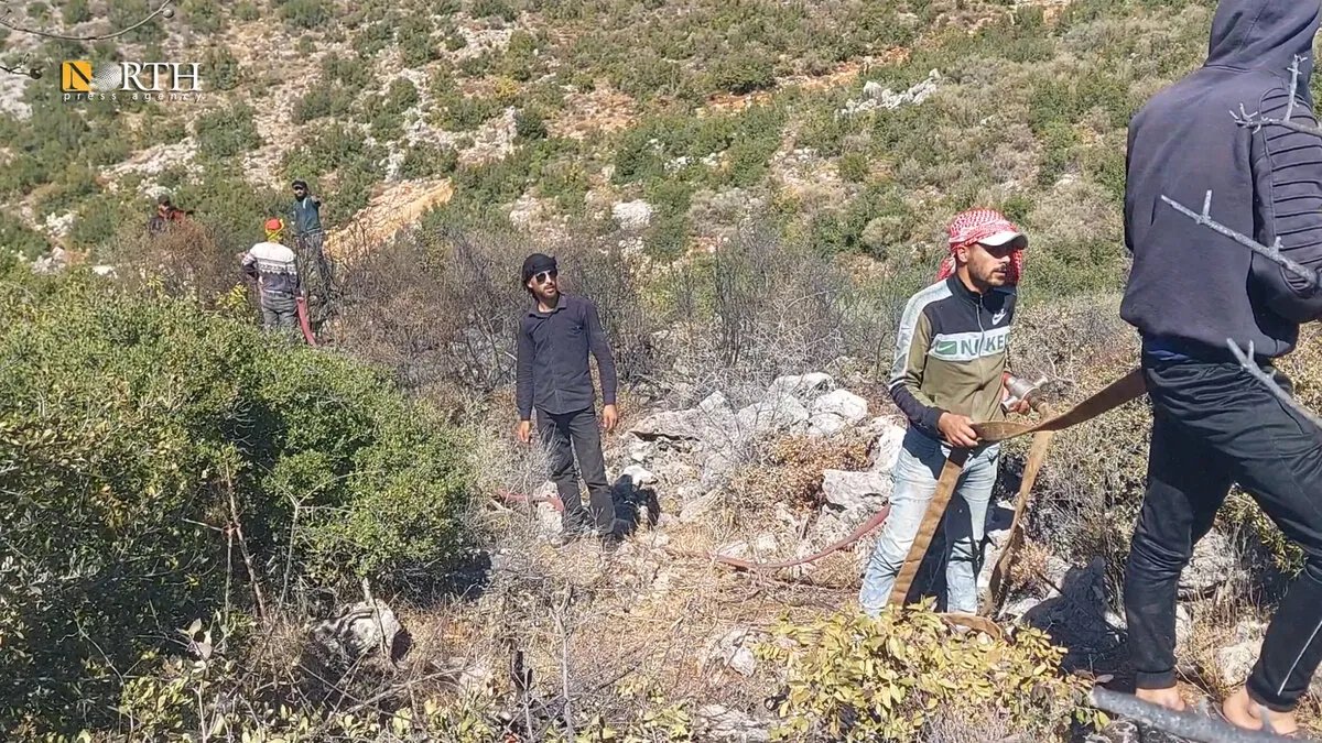 بعزيمة وإصرار: شباب القرى يواجهون حرائق ريف حماه وجبلة بإمكانيات بسيطة