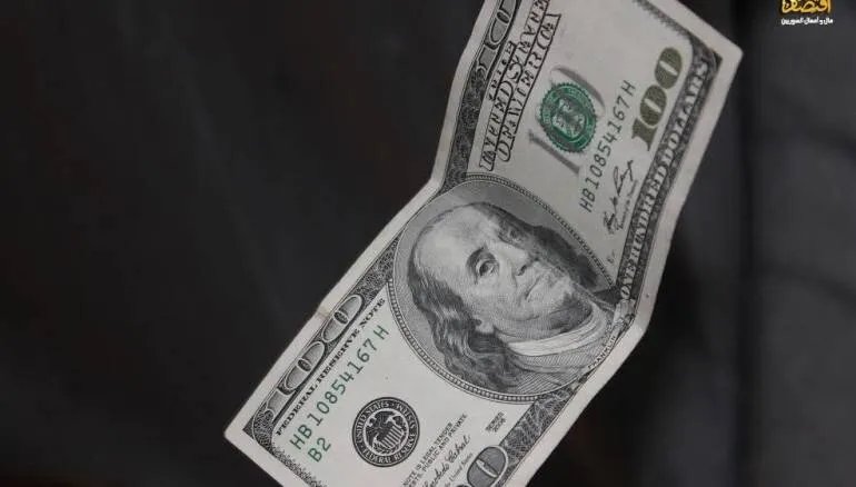 تراجع الدولار في دمشق: انخفاض سعر الصرف في السوق السوداء خلال تعاملات الاثنين