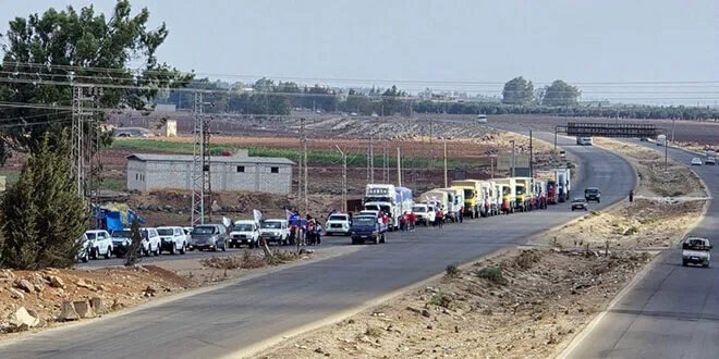 وصول قافلة مساعدات إغاثية من الهلال الأحمر العربي السوري إلى ريف درعا في طريقها إلى السويداء