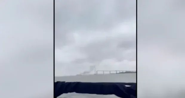 انفجار على متن سفينة شحن في بالتيمور يخلف عمود دخان كثيفًا