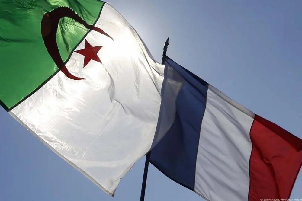 تصعيد دبلوماسي: الجزائر تطرد 12 موظفًا فرنسيًا ردًا على توقيف قنصلها