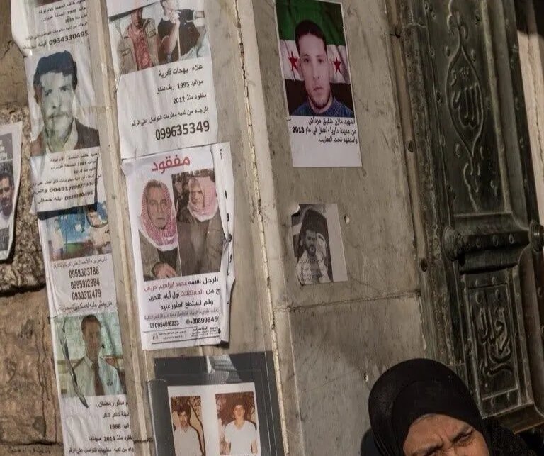 تحقيق لـ"نيويورك تايمز" يكشف فظائع إخفاء الأطفال في معتقلات نظام الأسد