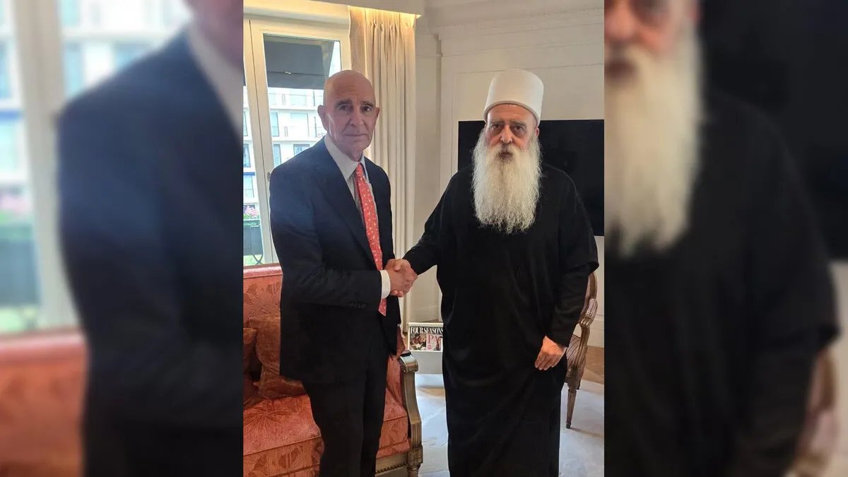 باراك يبحث أوضاع السويداء مع رئيس الطائفة الدرزية في إسرائيل بباريس