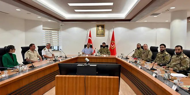 وفد من وزارة الدفاع السورية يبحث تعزيز التعاون العسكري في جامعة الدفاع الوطني التركية
