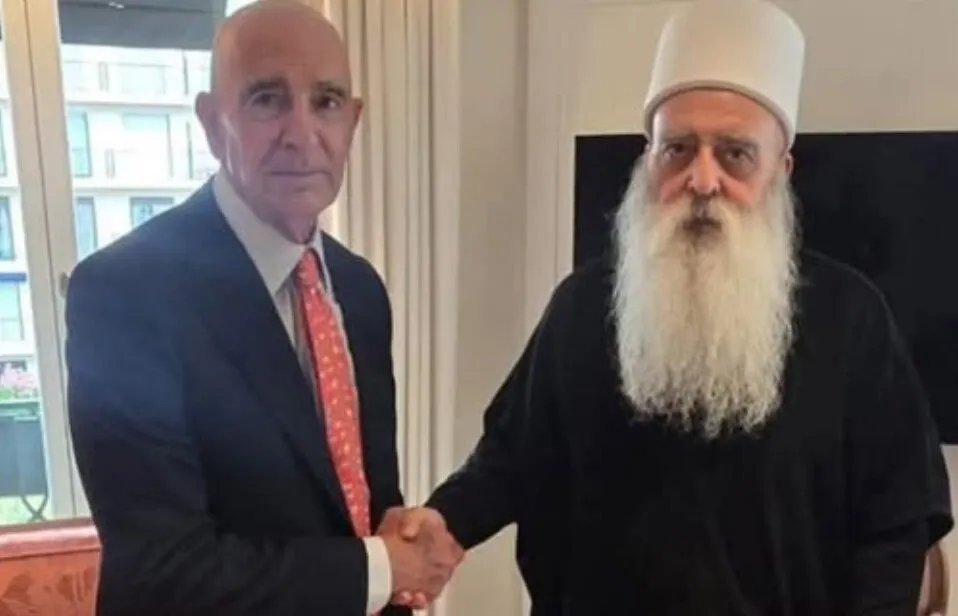 الشيخ موفق طريف يلتقي المبعوث الأمريكي توماس براك ويطالب بإنهاء حصار السويداء