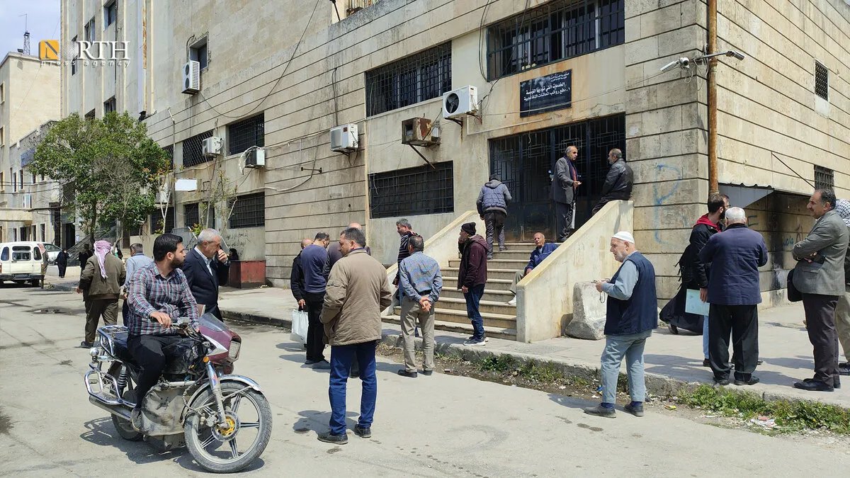 تأخر الرواتب يُغضب المتقاعدين في حلب: تجمع حاشد أمام مركز بريد الجميلية