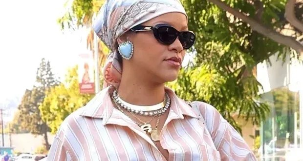 ريهانا أيقونة الموضة: بيجاما فاخرة ومجوهرات تخطف الأنظار في أحدث ظهور لها بلوس أنجلوس