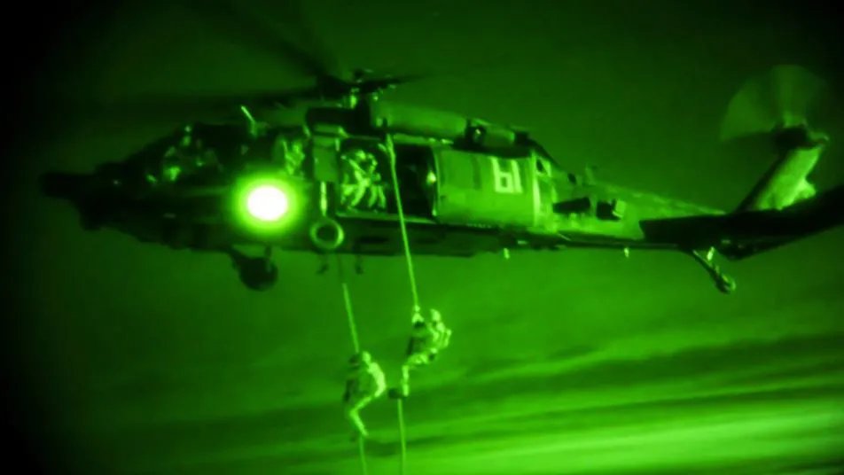 التحالف الدولي يعتقل عنصراً يشتبه بانتمائه لداعش في إنزال جوي بريف إدلب