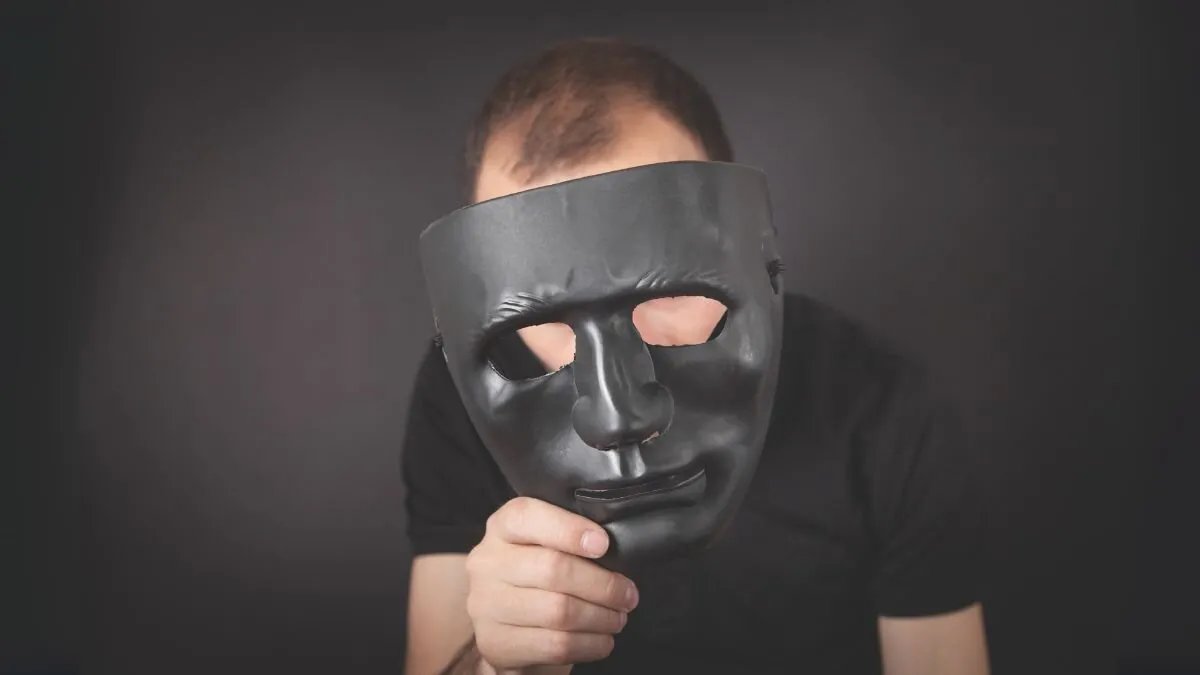 نقد المثقف المزيف: بين البحث عن الحقيقة واستغلال المآسي