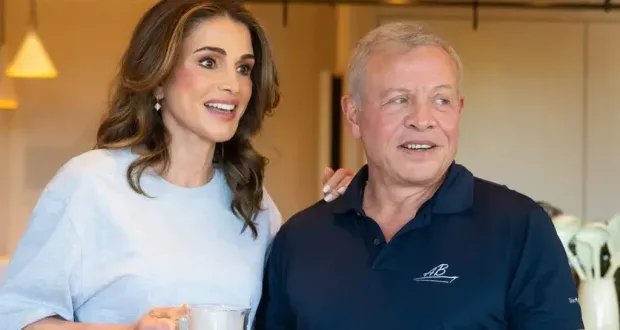 الملكة رانيا والملك عبد الله الثاني في لقطة عفوية: مشاركة لحظات الدفء والقهوة الصباحية