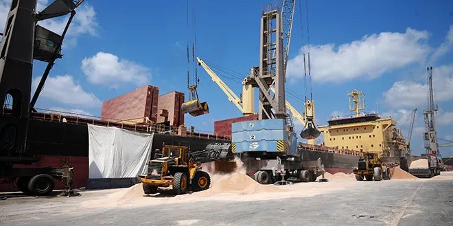 بدء تصدير 20 ألف طن من الفوسفات السوري عبر مرفأ طرطوس لدعم الاقتصاد الوطني
