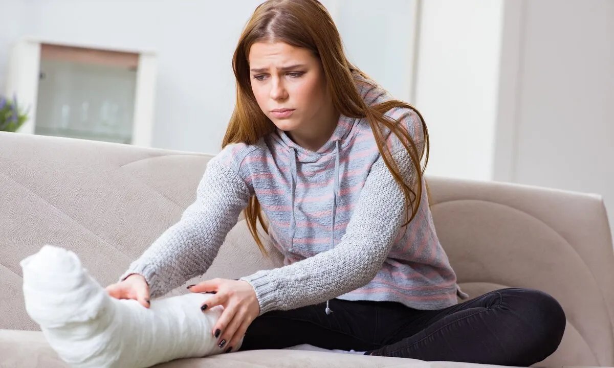 كل ما تحتاج معرفته عن كسر الساق: الأسباب، الأعراض، التشخيص والعلاج