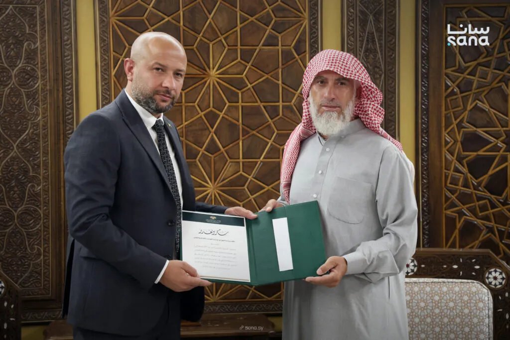 تقدير لبطل: وزير الطوارئ يكرم مواطناً أنقذ طفلاً من بئر ارتوازية في ريف الرقة