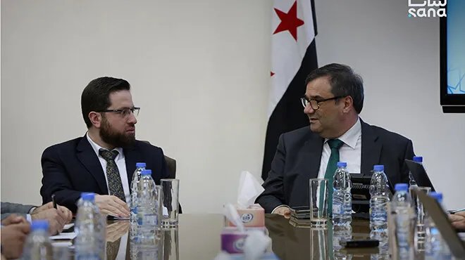 وزير التنمية الإدارية وحاكم المركزي يبحثان تطوير الهيكل التنظيمي للمصرف المركزي لتعزيز الكفاءة المالية والنقدية