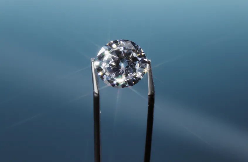 اكتشاف علمي: الألماس الوردي يفتح آفاقاً جديدة في الكشف المبكر عن السرطان