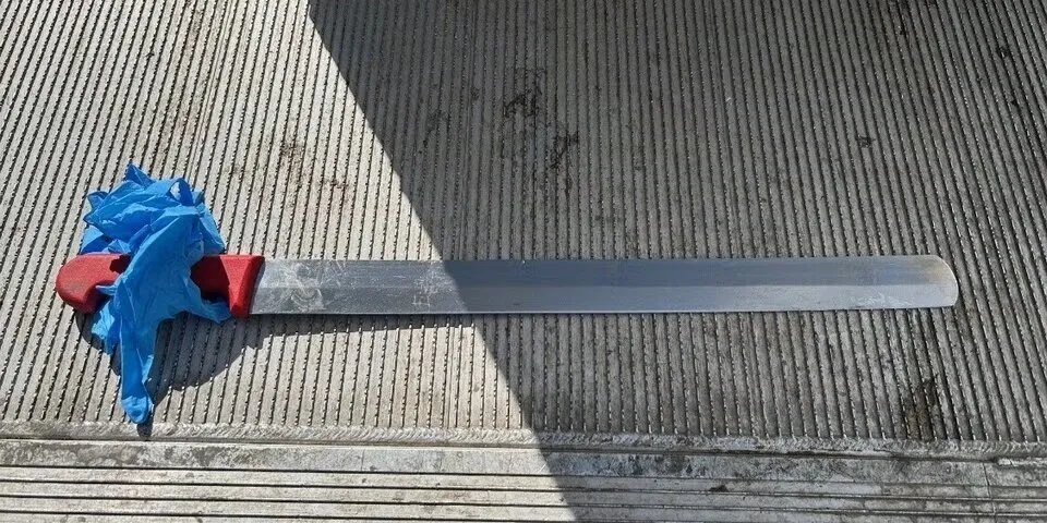 في فيينا: اعتقال شاب سوري هدد سائقاً بسكين شاورما ضخمة