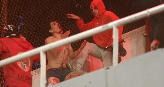 أعمال شغب جماهيرية توقف مباراة إندبندينتي ويونيفرسيداد دي تشيلي في بوينس أيرس