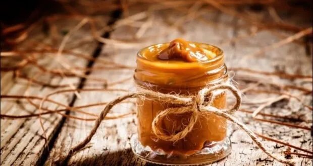 دليل منزلي سهل: طريقة عمل الكراميل بالسكر لتزيين حلوياتك