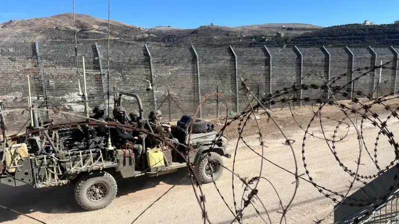 الجيش الإسرائيلي يعتقل مشتبه بهم ويصادر أسلحة في مداهمة بجنوب سوريا