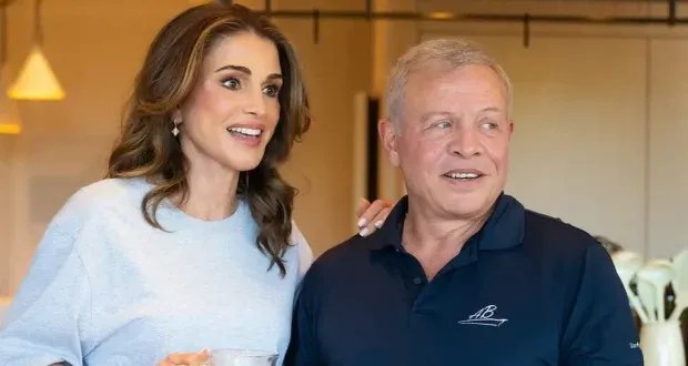 الملكة رانيا تلهم عالم الموضة بإطلالات كاجوال أنيقة في 2025