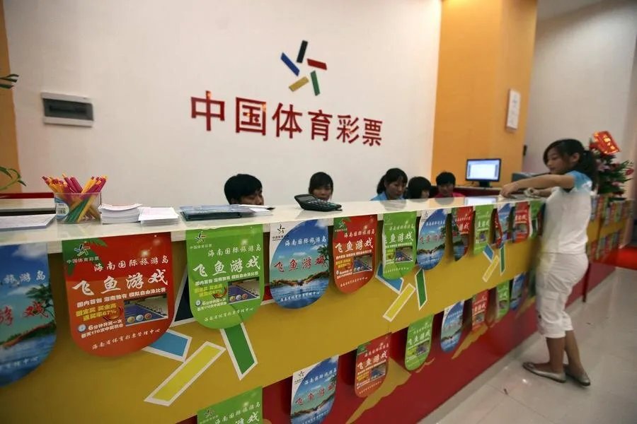 صدفة سعيدة: أم صينية تفوز بـ 140 ألف دولار يانصيبًا بعد الاحتماء من المطر!