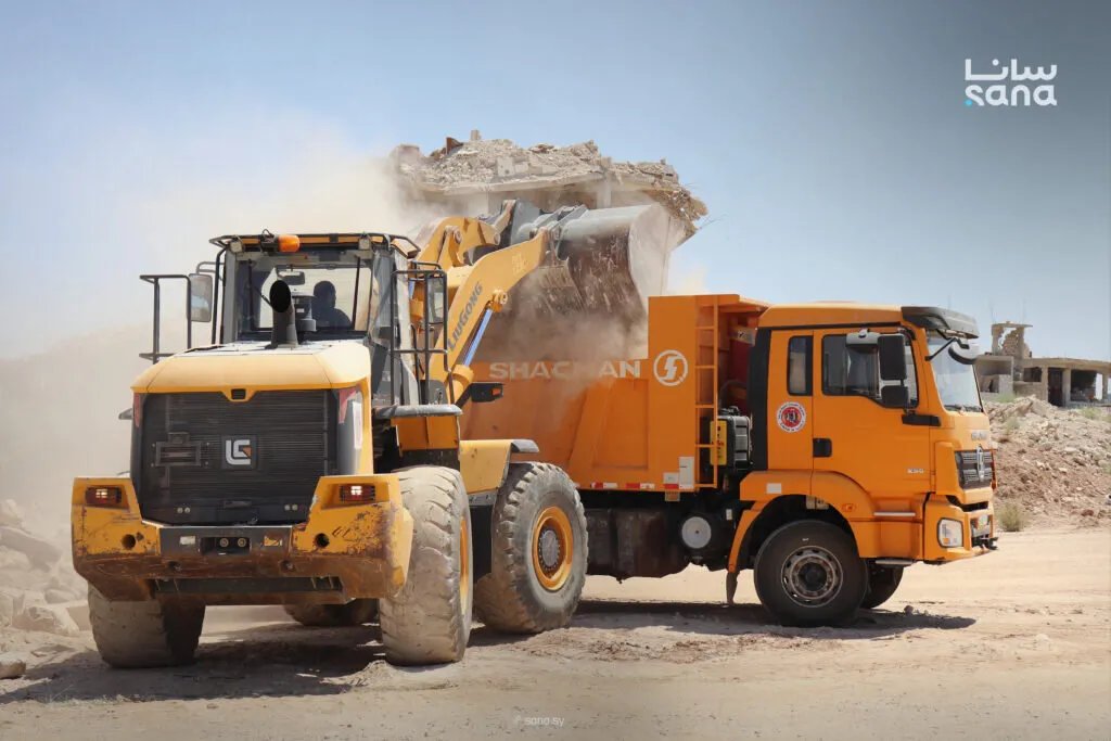 درعا: حملة واسعة لإزالة الأنقاض وتسهيل عودة الأهالي إلى حي المنشية