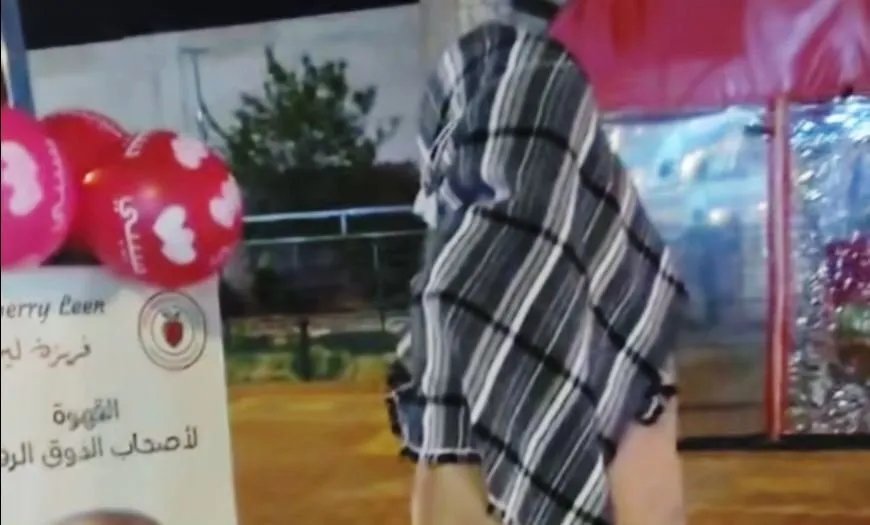 شاهد: سيدة سورية تواجه مقاتلاً أجنبياً في إدلب بسبب الأغاني وتثير جدلاً واسعاً