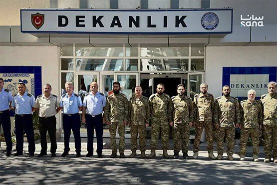 وفد من وزارة الدفاع السورية يزور الكلية الجوية بجامعة الدفاع الوطني التركية لتعزيز التعاون