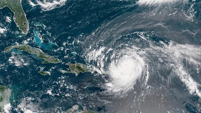 إعصار "إيرين" يضرب السواحل الشرقية للولايات المتحدة ويُثير الذعر