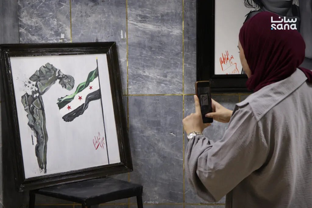 عبير النابلسي تجسد معاناة السوريين في لوحات فنية مؤثرة بدرعا
