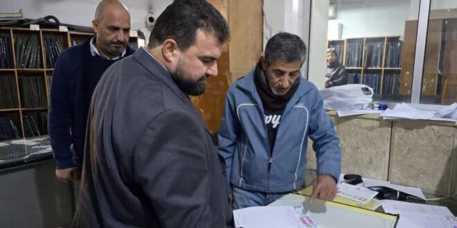 محافظ السويداء يتفقد مديرية المصالح العقارية ويستمع إلى مطالب العاملين